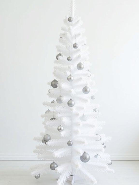 minimalist christmas tree decor